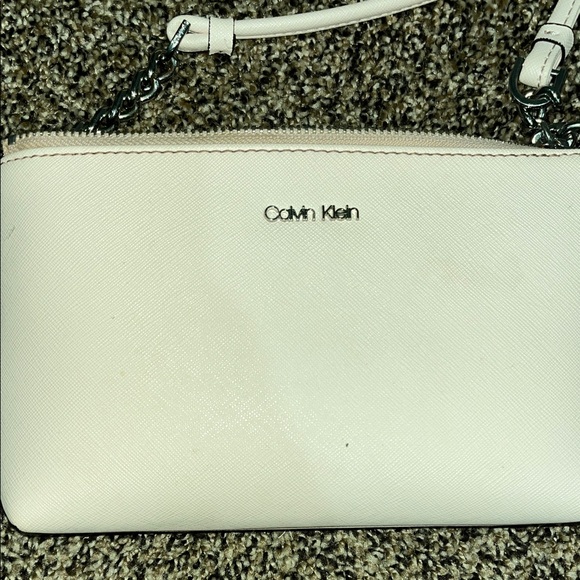 Calvin Klein Elegant Light Pink Crossbody Bag - Picture 3 of 5